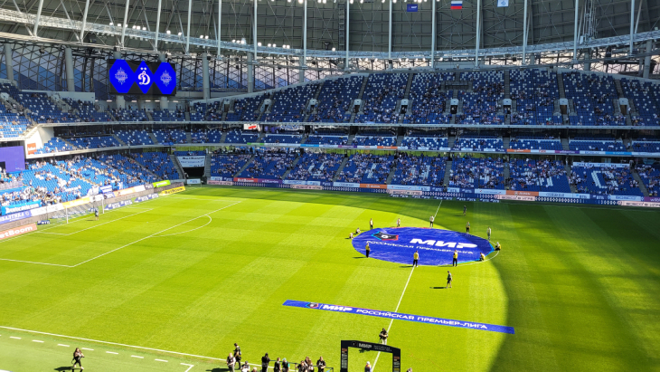 Поле стадиона имени Льва Яшина за несколько минут до старта матча