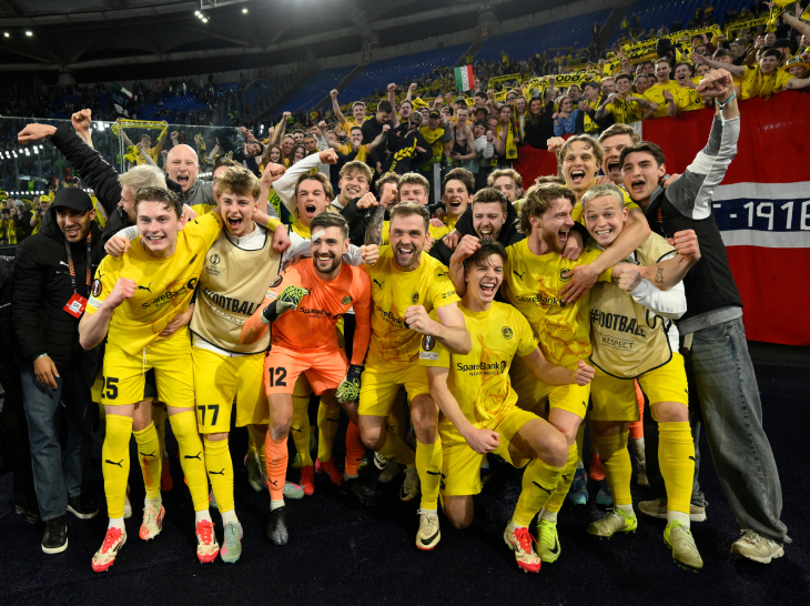 Игроки Будё-Глимт после победы в четвертьфинале