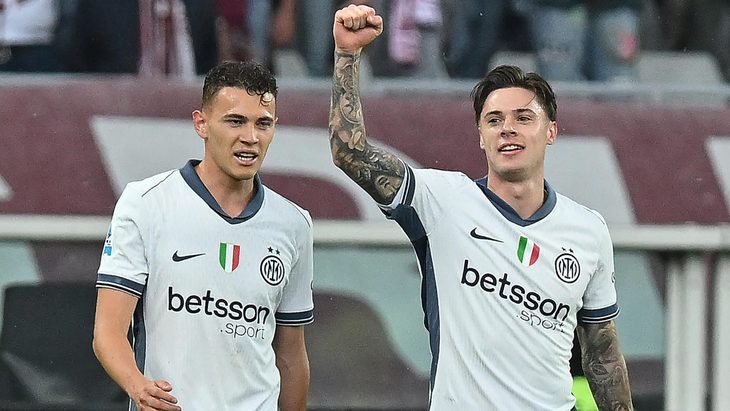 Никола Залевский (справа)