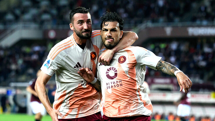 Игроки Ромы празднуют гол