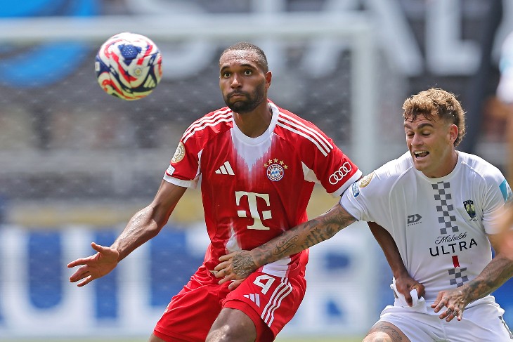 Джонатан Та в матче против «Окленд Сити» на Клубном чемпионате мира