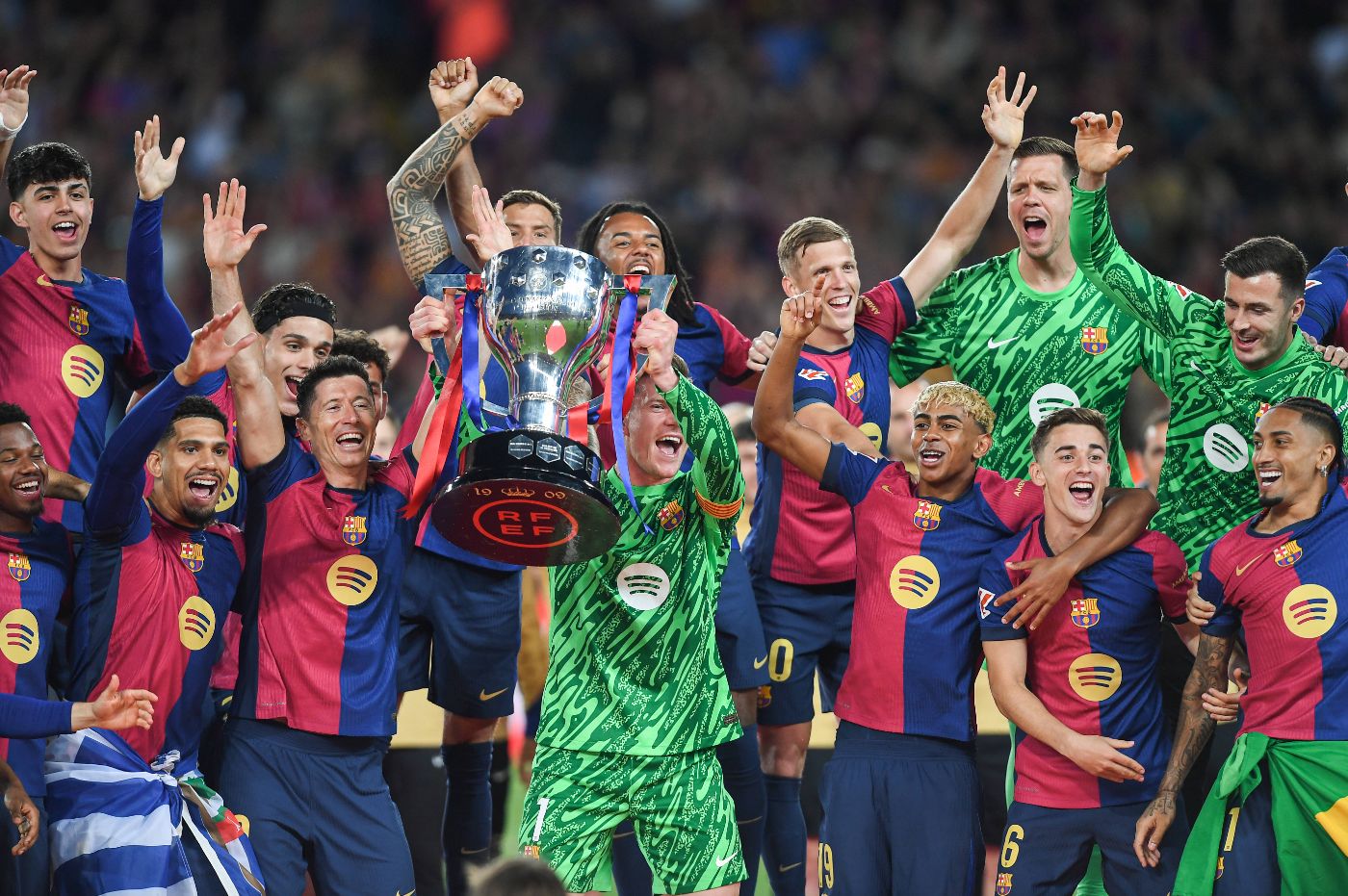 Марк-Андре тер Стеген с чемпионским кубком