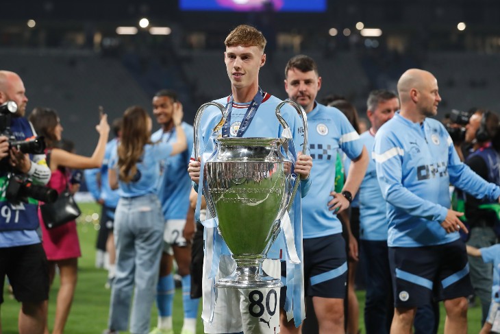 Коул Палмер с кубком Лиги чемпионов