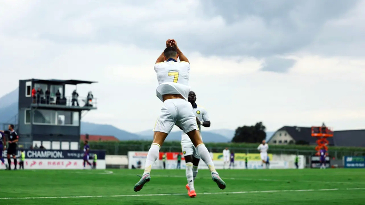 Роналду празднует гол в фирменном стиле Роналду празднует гол в фирменном стиле