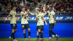 Игроки Барселоны празднуют гол