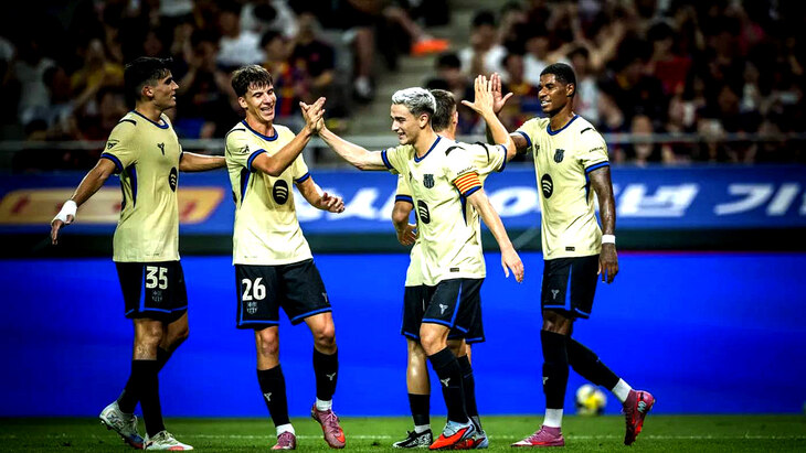 Игроки Барселоны празднуют гол