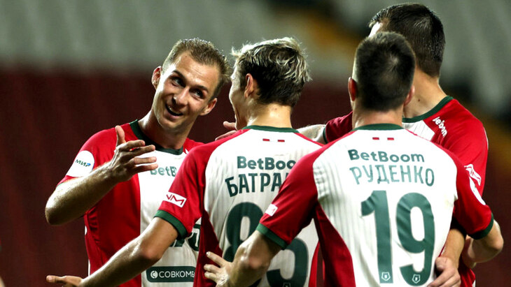 Игроки Локомотива празднуют гол