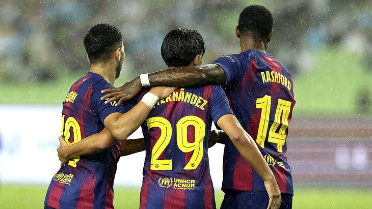 Игроки Барселоны празднуют гол