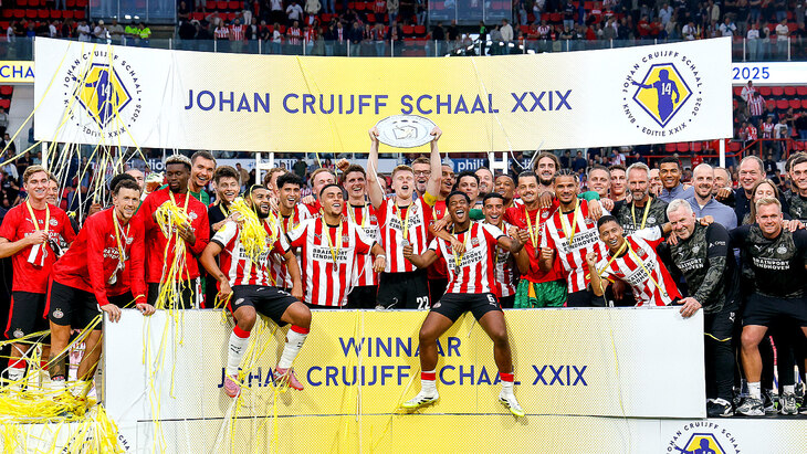 Игроки ПСВ с трофеем Игроки ПСВ с трофеем