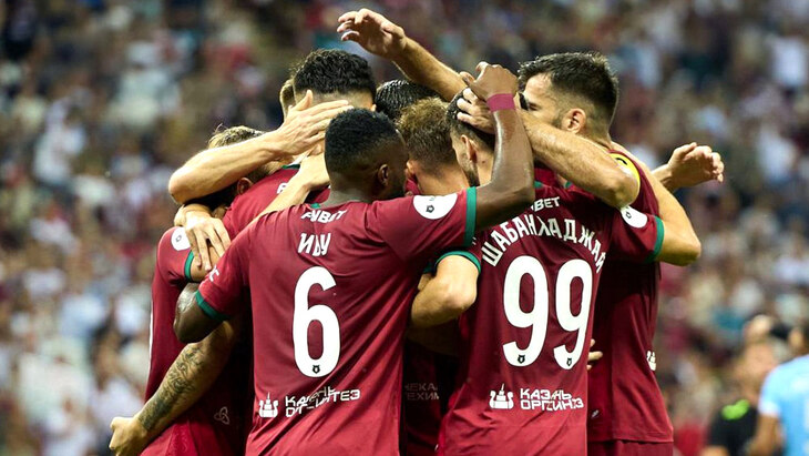 Игроки Рубина празднуют гол