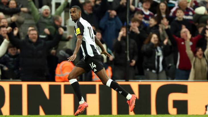 Александер Исак