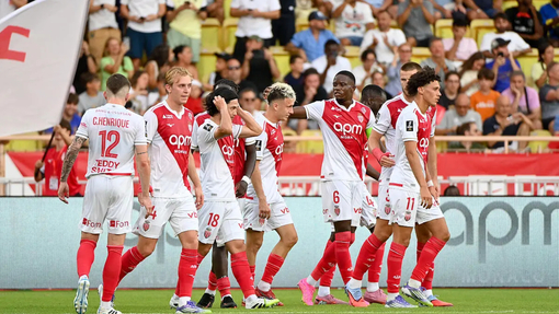 Игроки Монако празднуют гол