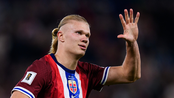 Эрлинг Холанн показывает, сколько голов забил в ворота сборной Молдавии