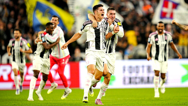 Василие Аджич празднует гол