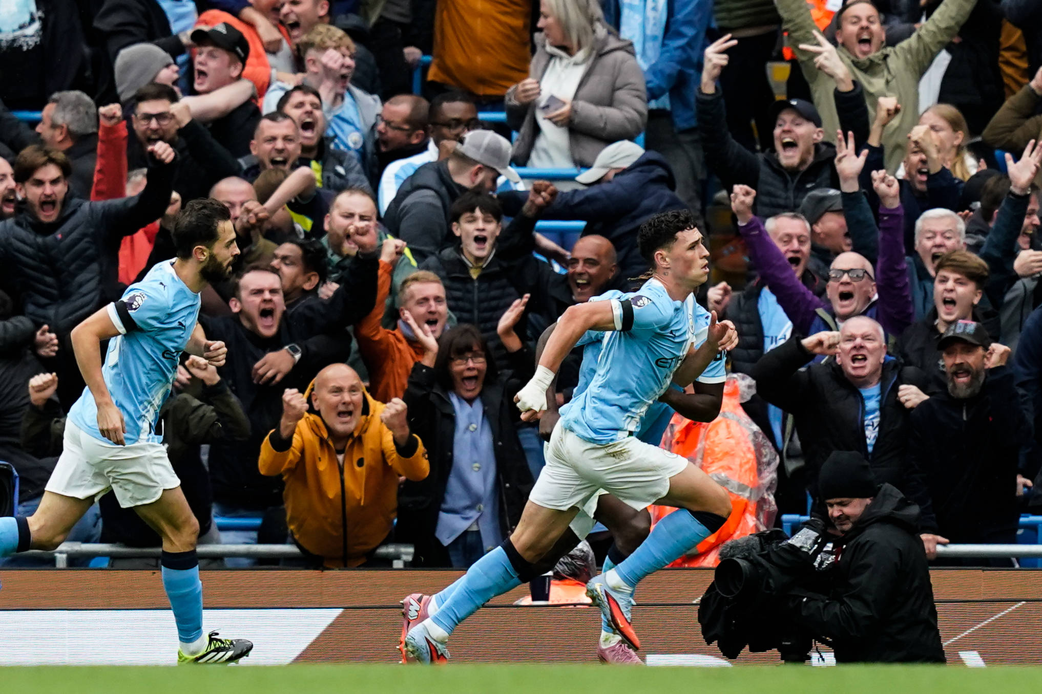 Фил Фоден празднует забитый гол