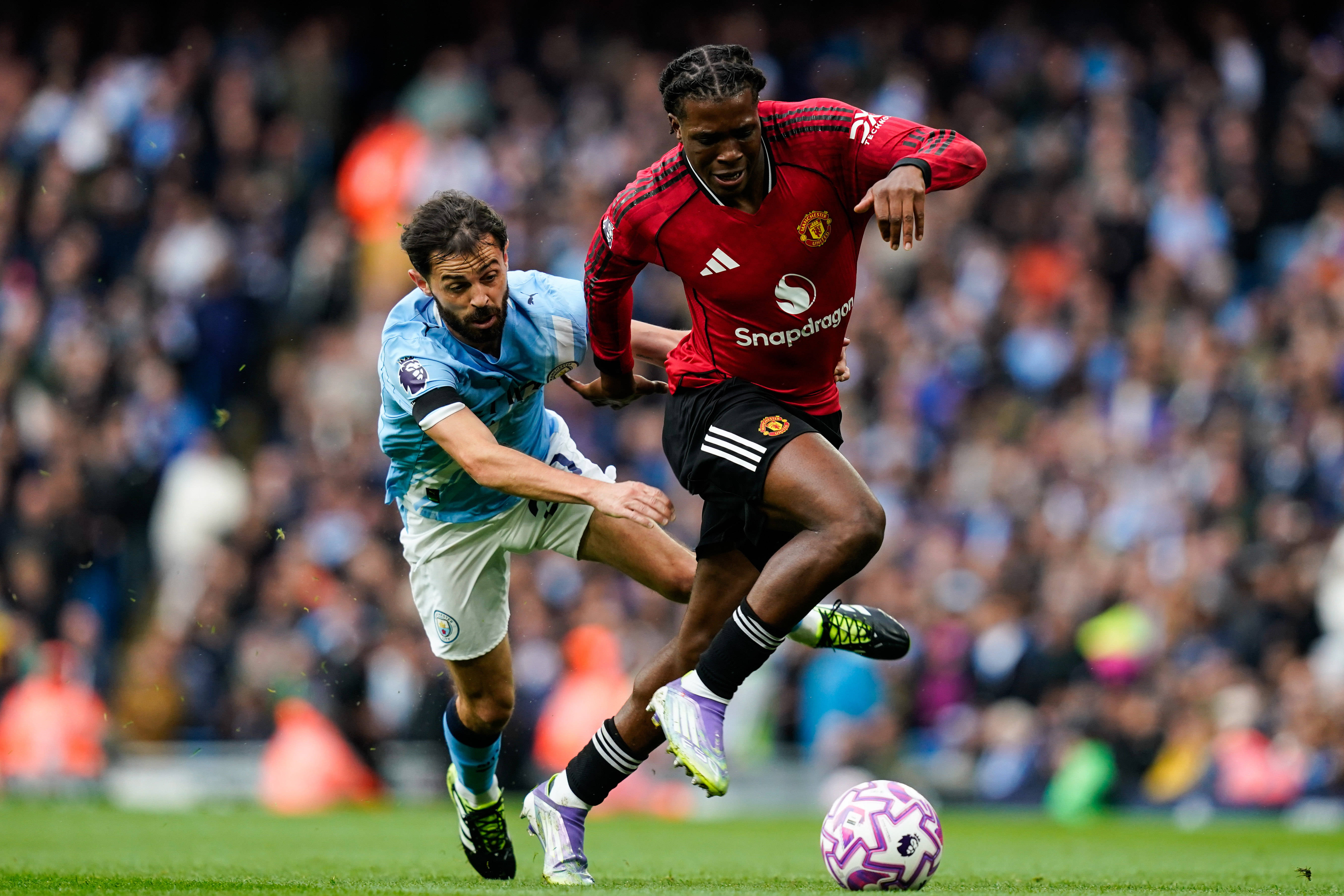 Бернарду Силва догоняет Патрика Доргу