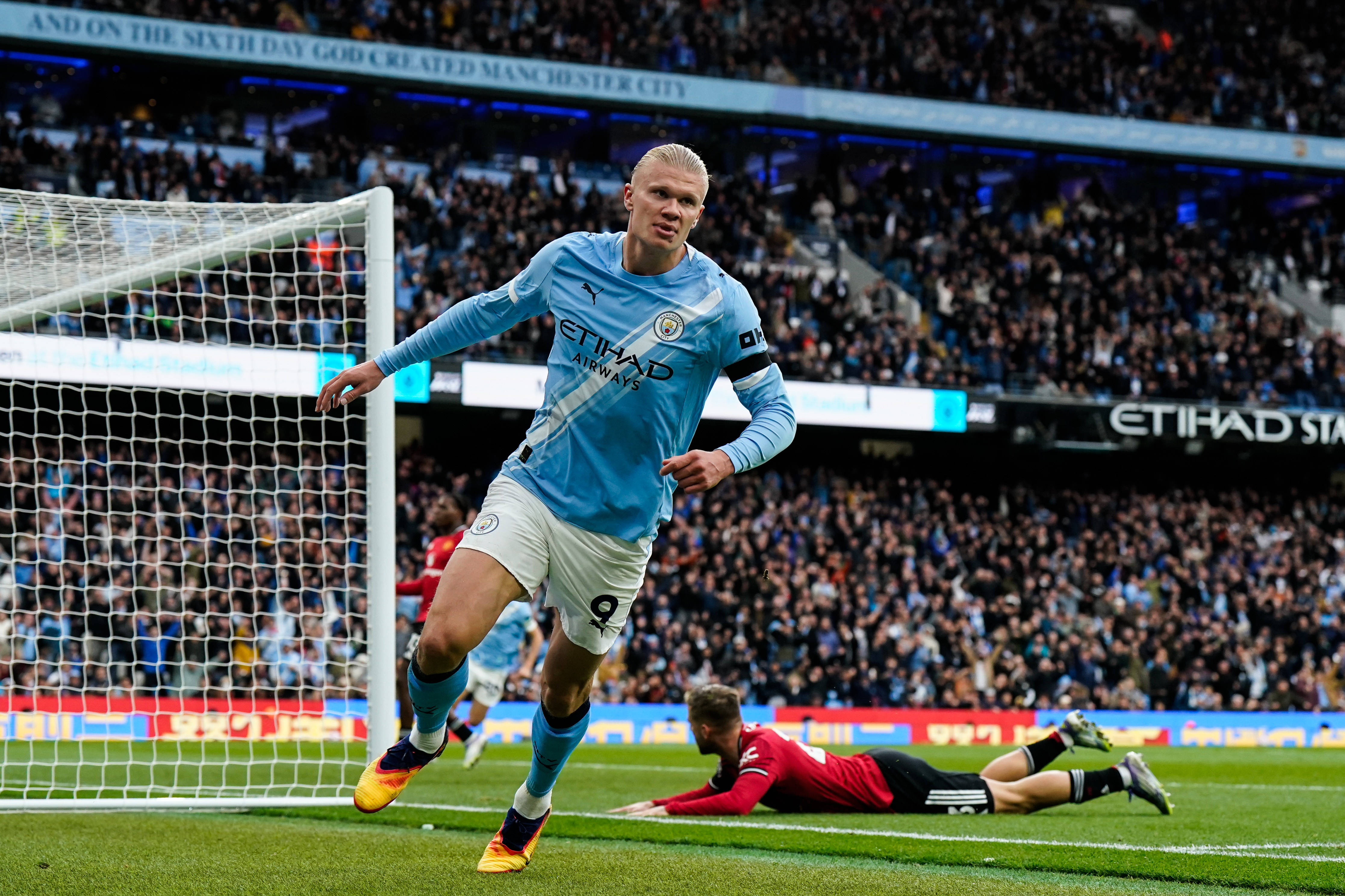 Эрлинг Холанд бежит праздновать забитый гол