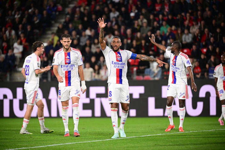 Корентен Толиссо празднует гол