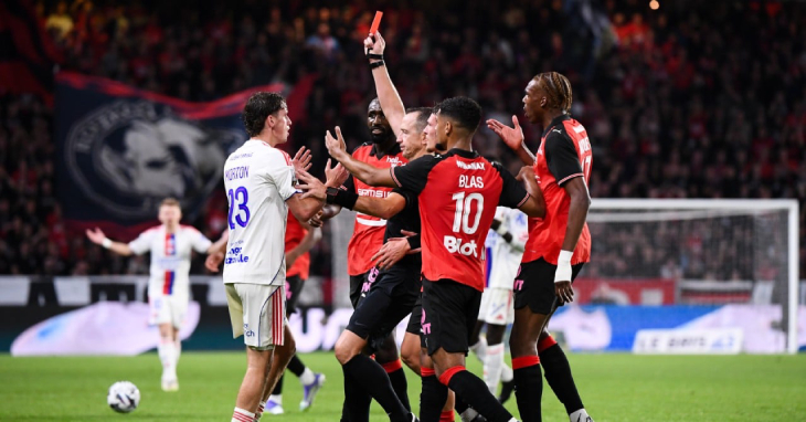 Арбитр показывает красную карточку