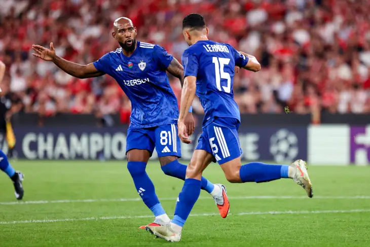 Леандро забивает гол и празднует с Кевином Мединой