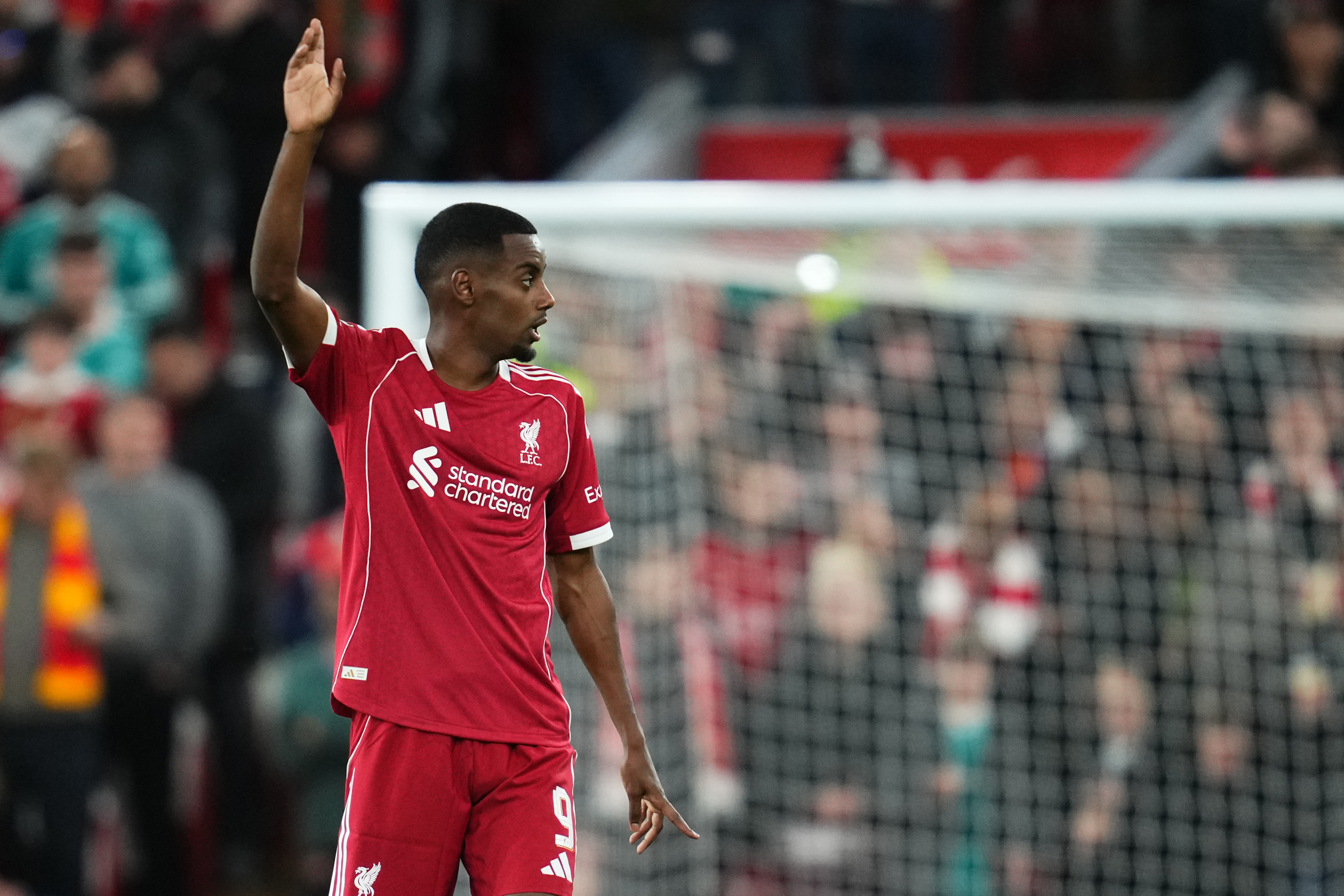 Александер Исак