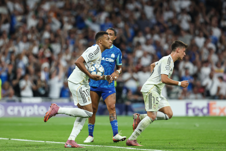 Килиан Мбаппе бежит к центральному кругу после гола