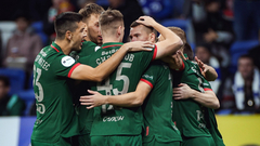 Игроки «Локомотива» празднуют гол