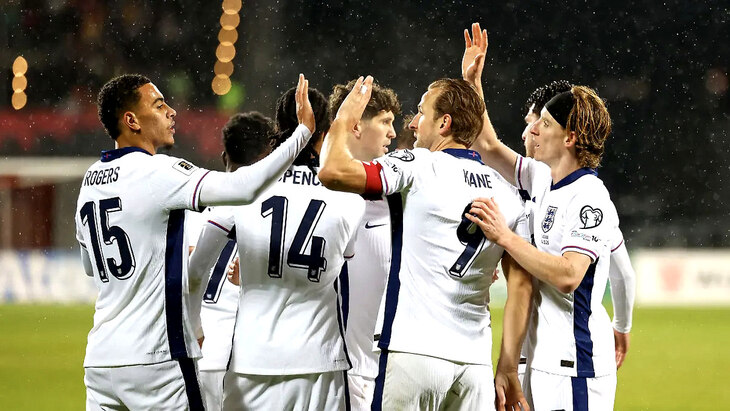 Игроки сборной Англии празднуют гол