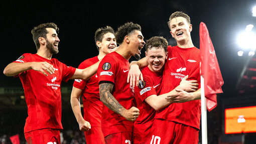 Игроки «Бранна» празднуют гол