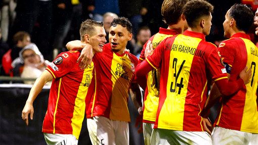 Игроки «Гоу Эхед Иглс» празднуют гол