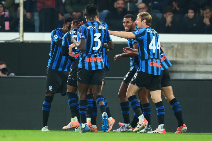 Игроки «Аталанты» празднуют гол