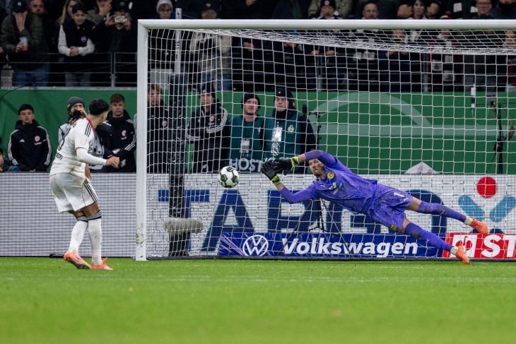 Грегор Кобель тащит пенальти