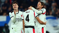 Игроки «Милана» празднуют гол