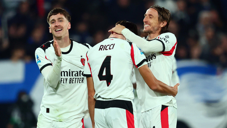 Игроки «Милана» празднуют гол