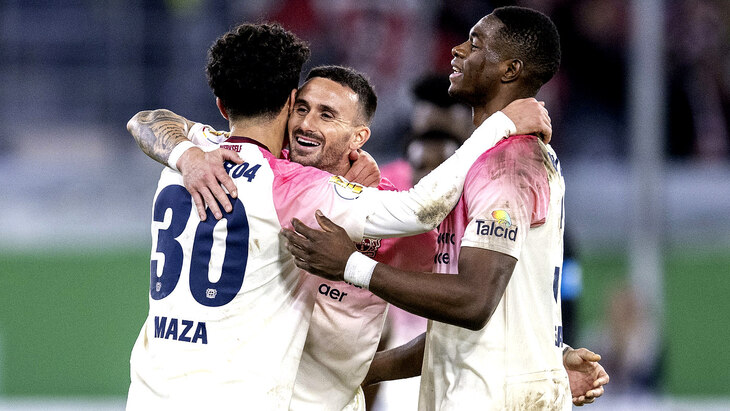 Игроки «Байера» празднуют гол