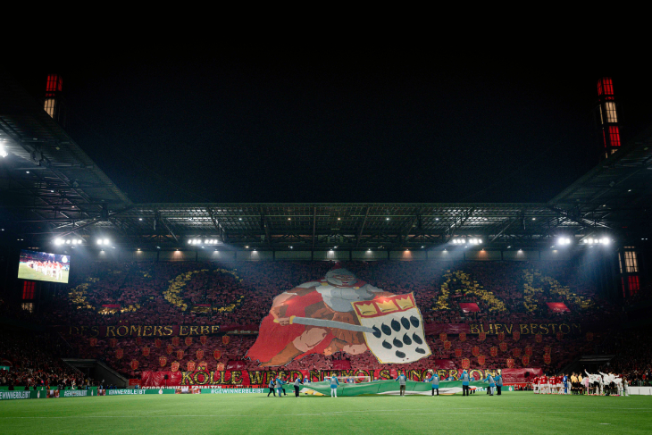 Перфоманс фанатов «Кёльна» перед кубковым матчем с «Баварией»