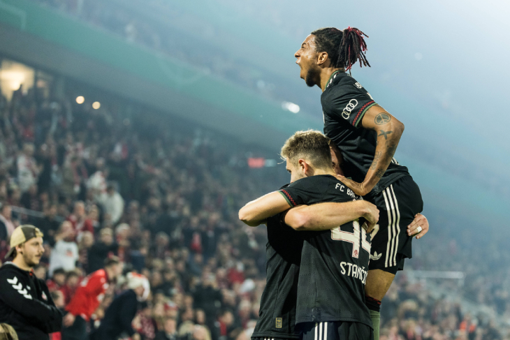 Игроки «Баварии» празднуют гол