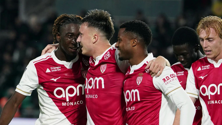 Игроки «Монако» празднуют гол