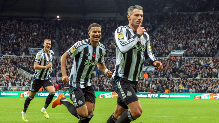 Фабиан Шер празднует гол