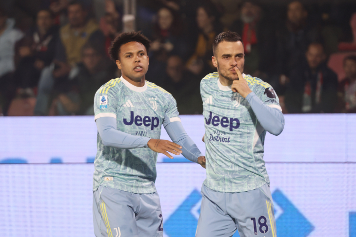 Уэстон Маккенни и Филип Костич празднуют гол