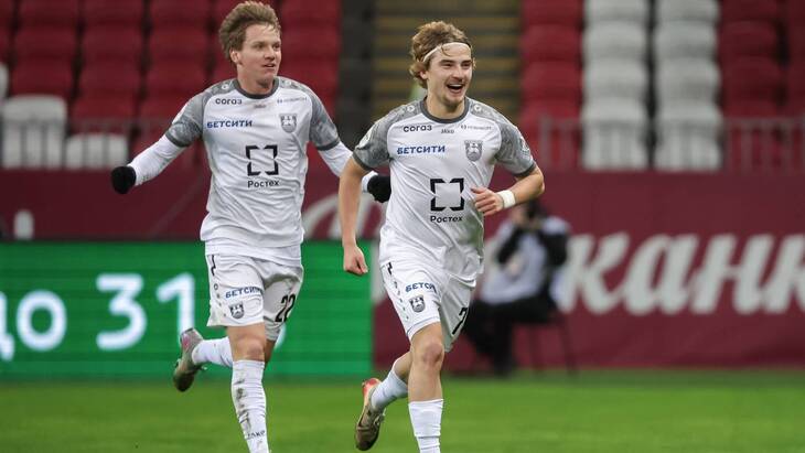 Максим Петров (справа)