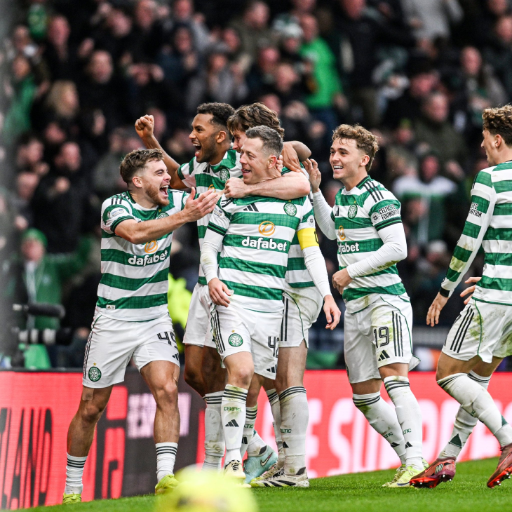Футболисты «Селтика» празднуют гол