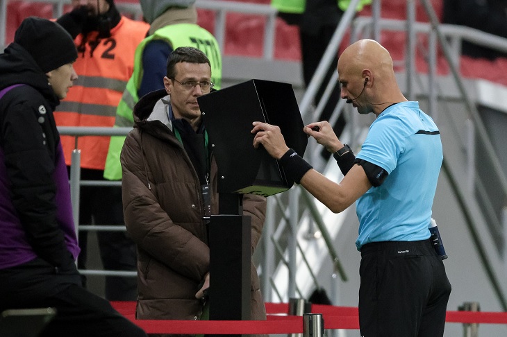 Сергей Карасев у монитора VAR