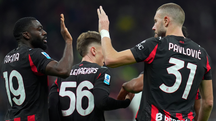 Игроки «Милана» празднуют гол