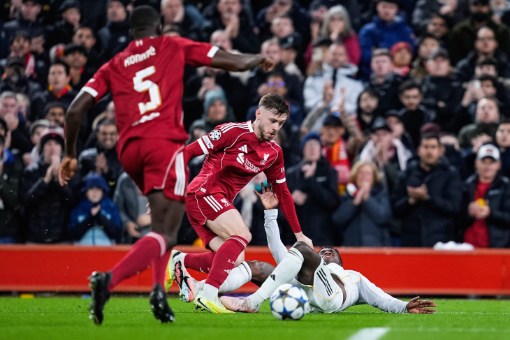 Конор Брэдли отбирает мяч у Винисиуса