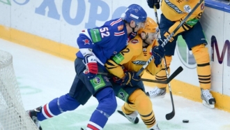 Алексей Семенов (слева) в борьбе с соперниками