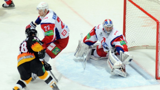 Алексей Медведев (слева)