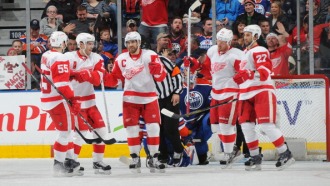 Павел Дацюк принимает поздравления от партнеров