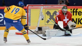 Мартин Гербер парирует бросок Калле Ернкрока