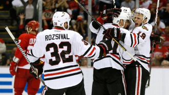 Брайан Бикелл, Мариан Госса и Михал Розсивал празднуют третье взятие ворот «Детройта»